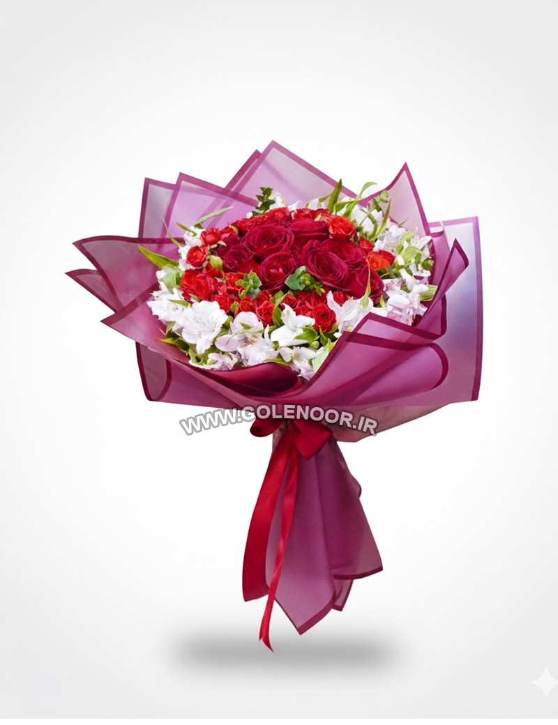 دسته گل رز قرمز و آلستر دسته گلی شامل رزهای قرمز و گلهای سفید آلسترومریا، پیچیده شده در کاغذ بنفش، که توسط شخصی در دست گرفته شده است.